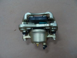 картинка СКОБА ПЕРЕДНЕГО ТОРМОЗА ЛЕВАЯ В СБОРЕ F3, F-3R 10631427-00  10247656-00