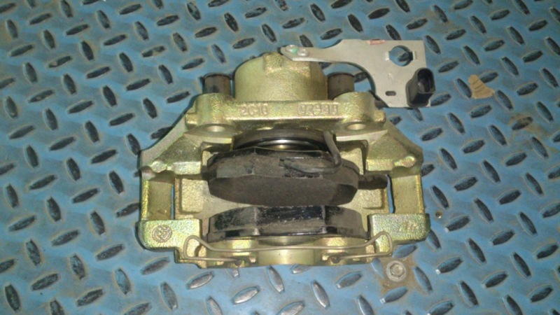 картинка СКОБА ПЕРЕДНЕГО ТОРМОЗА ПРАВАЯ В СБОРЕ M2 BRILLIANCE  3006200